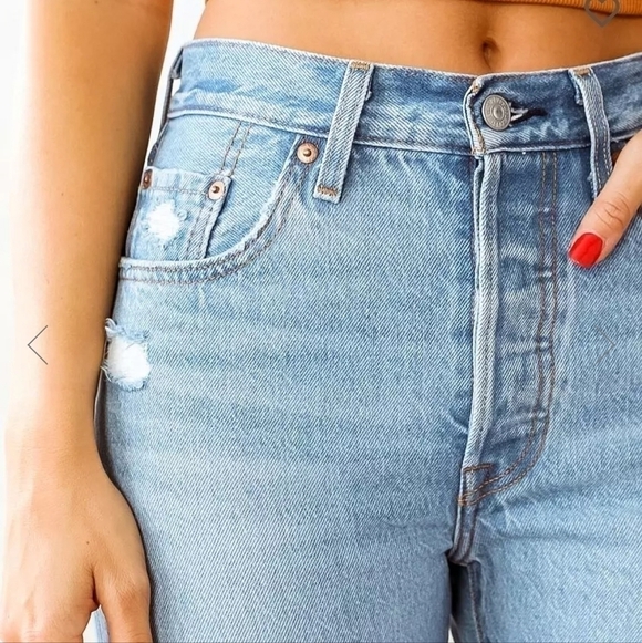 Levi's 501 Cropped Distressed Jeans - Picture 6 of 10